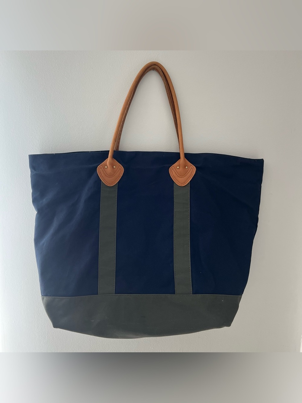 LL Bean Boat And Tote Canvas Bag Canvas Navy Blue Gray Leather Handles 24x18 - Picture 2 of 12
